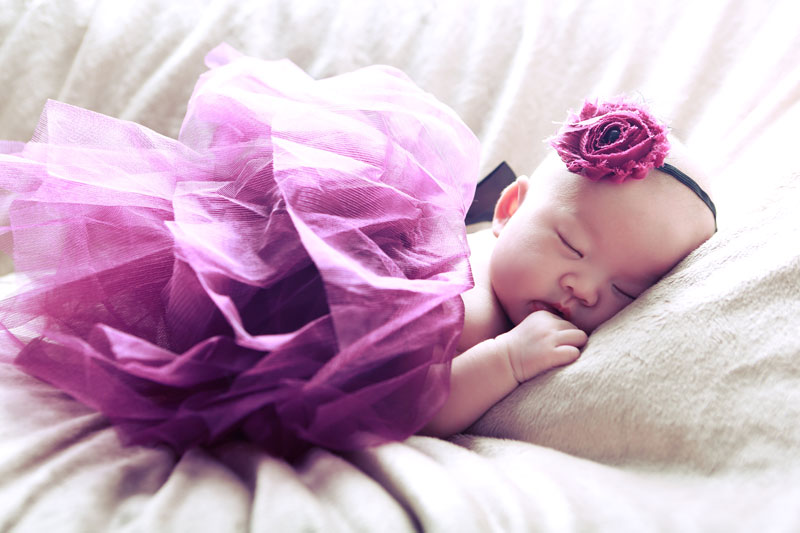 紫色的澎澎裙罩住寶寶整個身軀，超級可愛