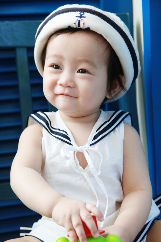 小小女水手靦腆可愛的笑容